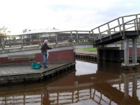 14_Nico naast een T-brug.jpg