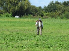 16 Het gras inspecteren.jpg