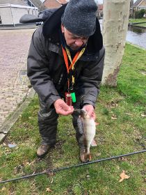 08 Een dikke baars onthaken (2).jpg